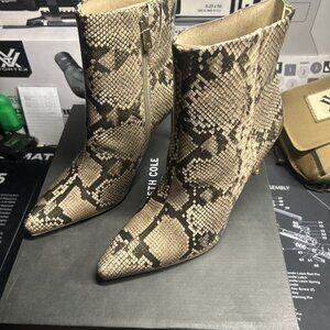 Kenneth Cole New York Womens Quincy Ankle Booties US 9.5 Taupe Snake Leather NIB